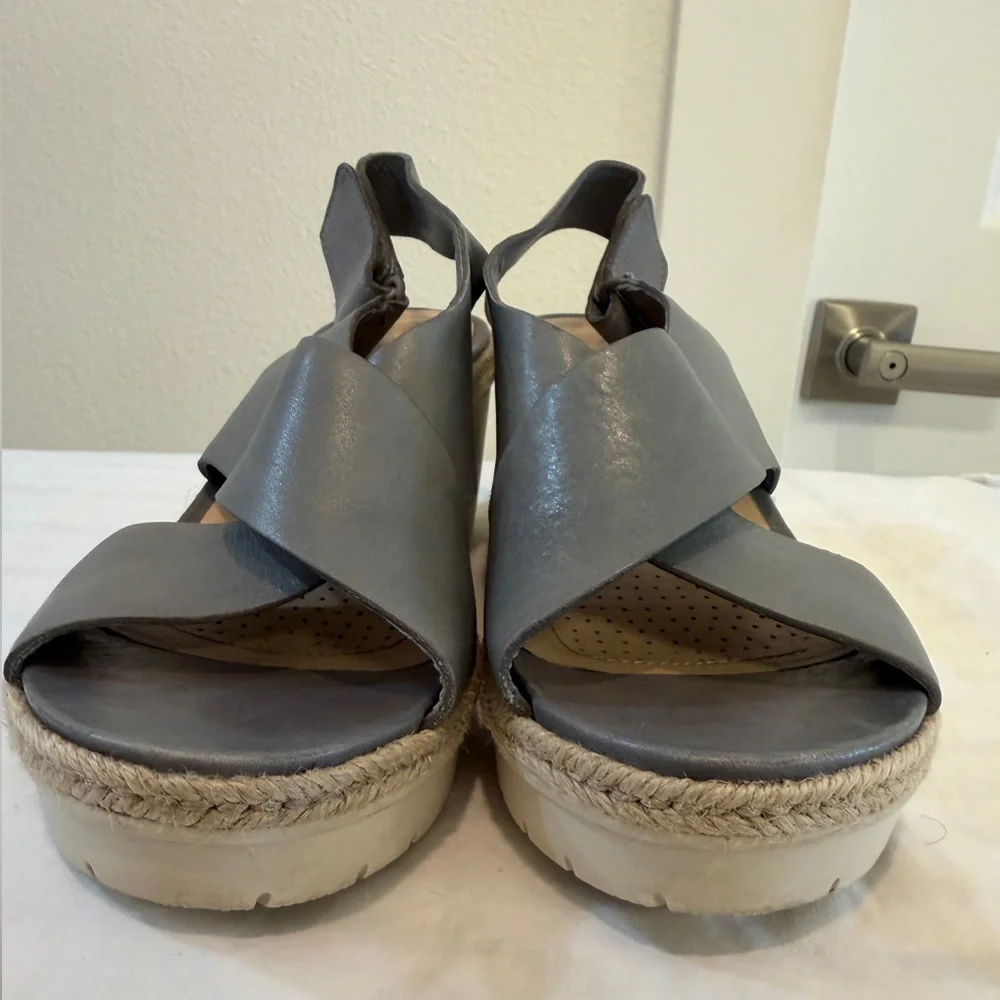 Clark’s Women’s Gray Leather Cross-Strap Wedge Sandals, Size US 9.5